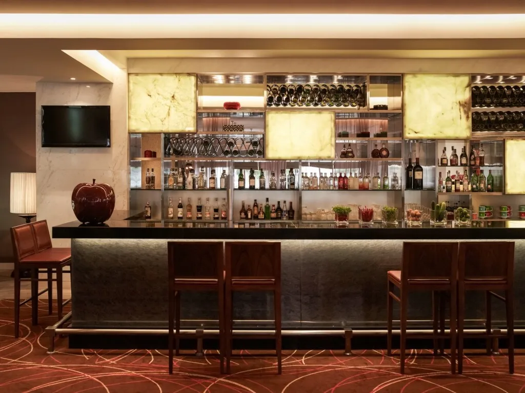 Pullman Hanoi Hotel nằm giữa lòng đô thị nhộn nhịp