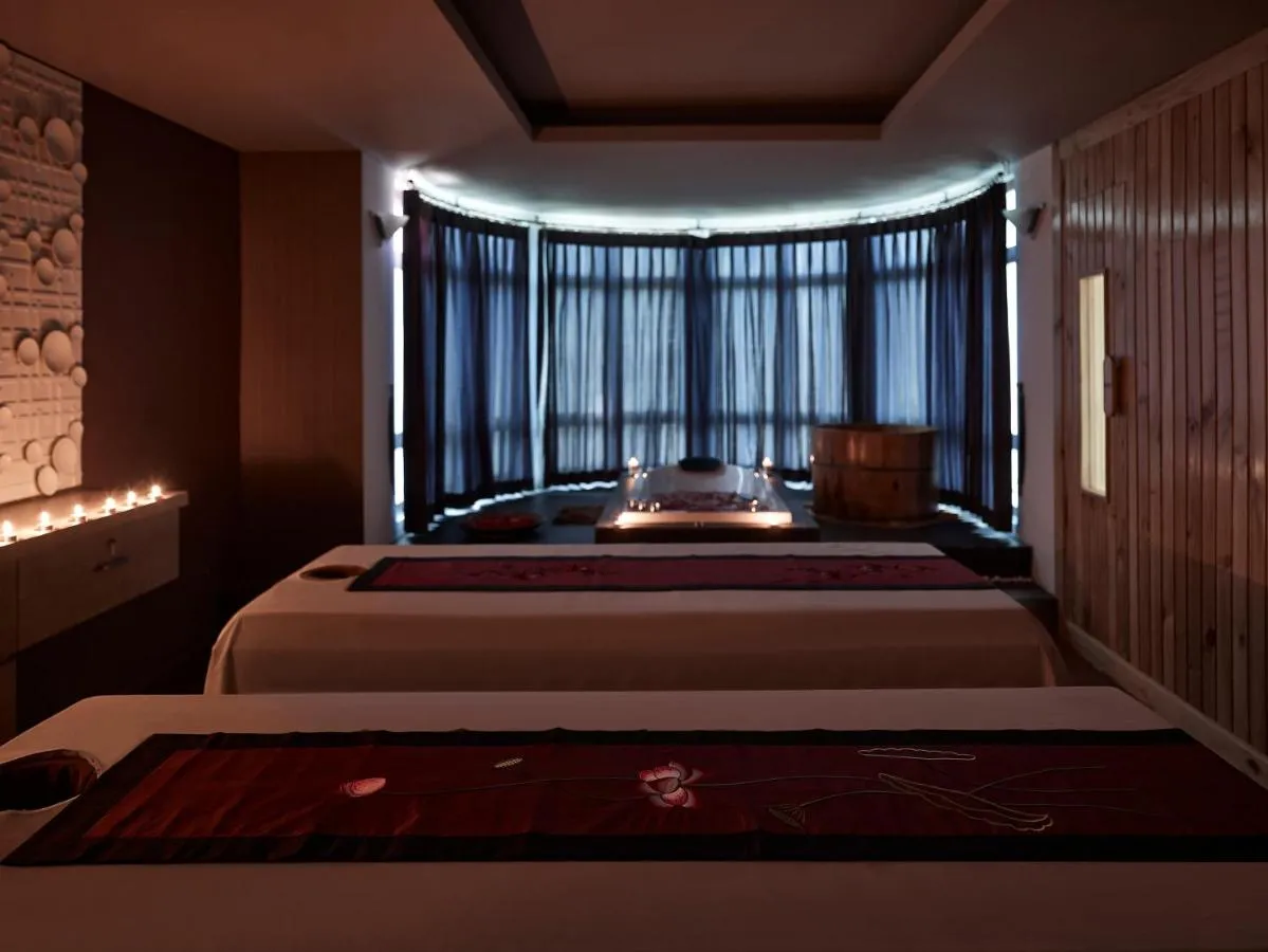 Pullman Hanoi Hotel nằm giữa lòng đô thị nhộn nhịp