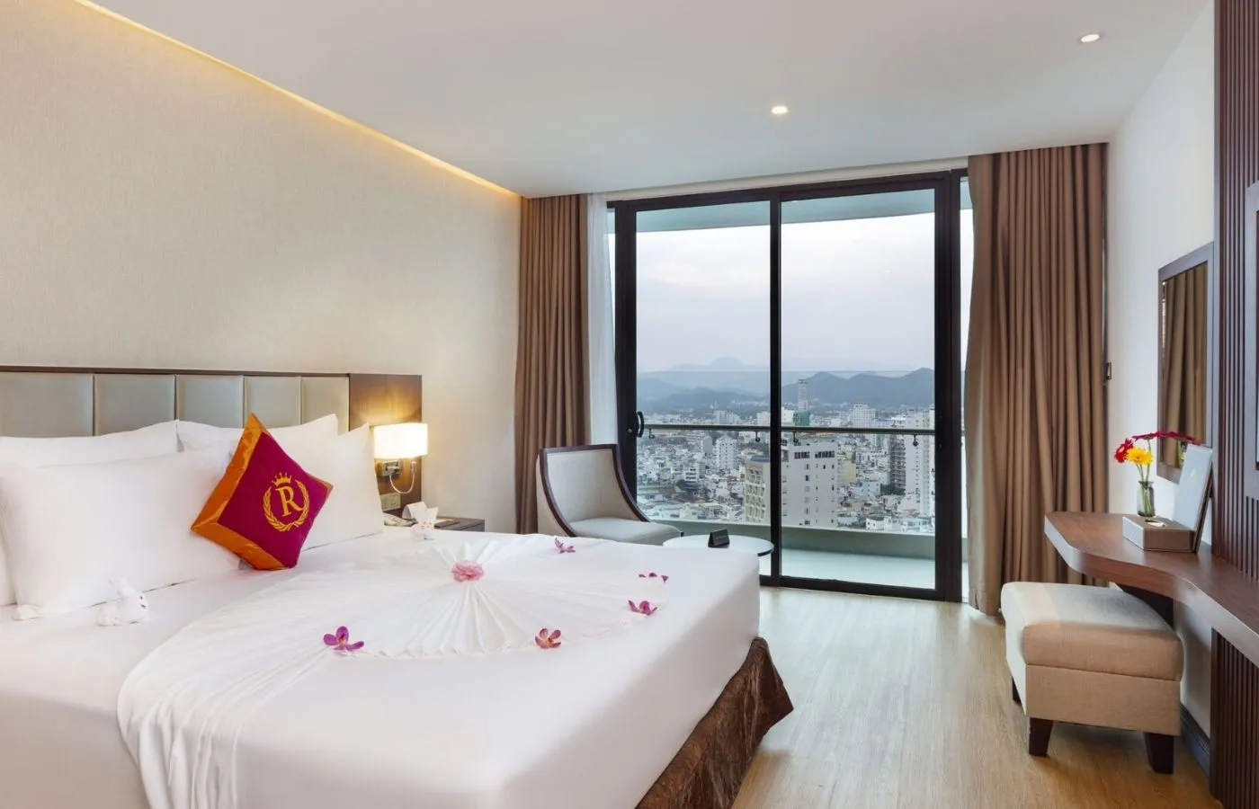 Regalia Gold Hotel-Khách sạn 5 sao có hồ bơi vô cực ở tầng 40