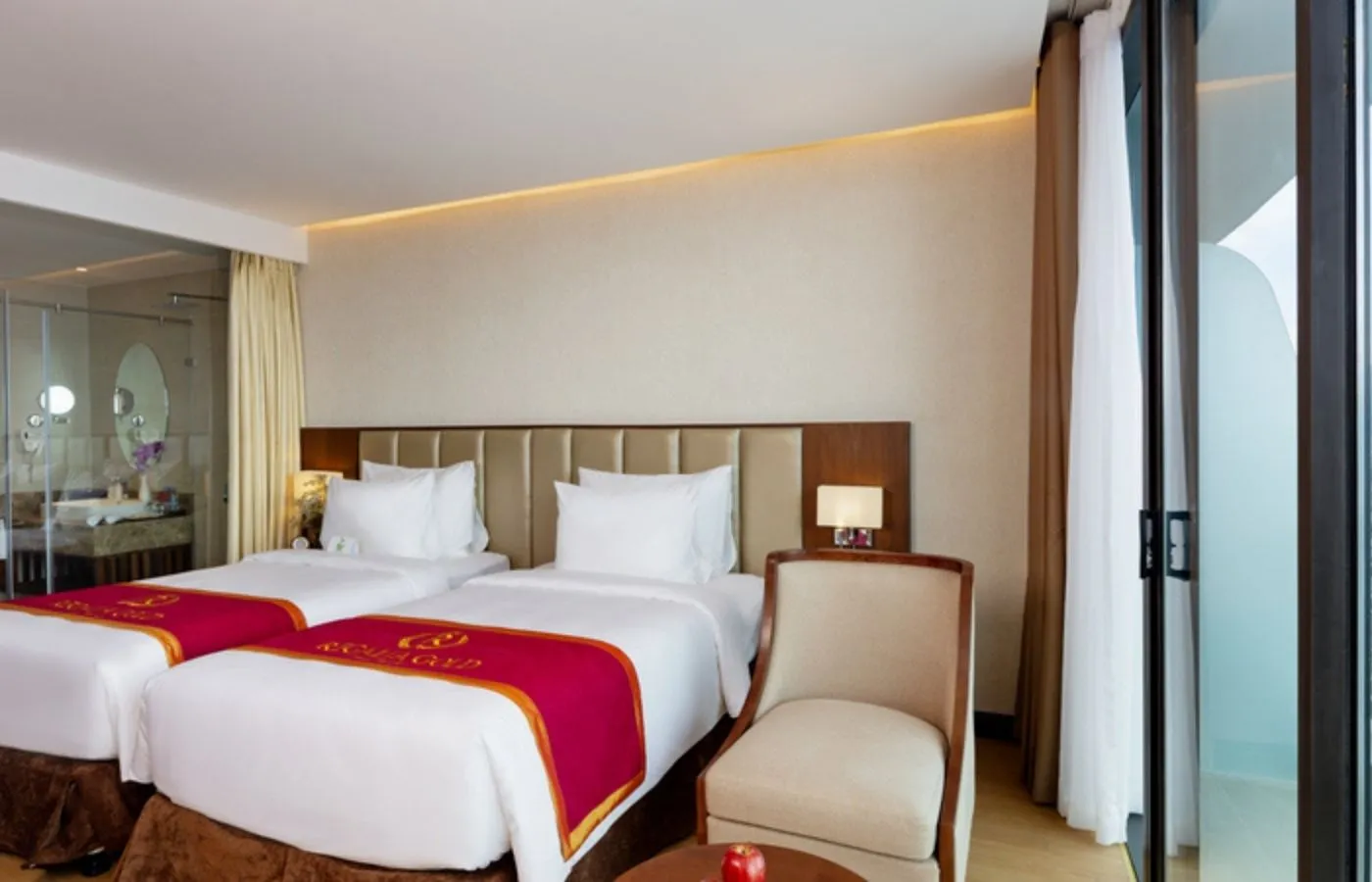 Regalia Gold Hotel-Khách sạn 5 sao có hồ bơi vô cực ở tầng 40