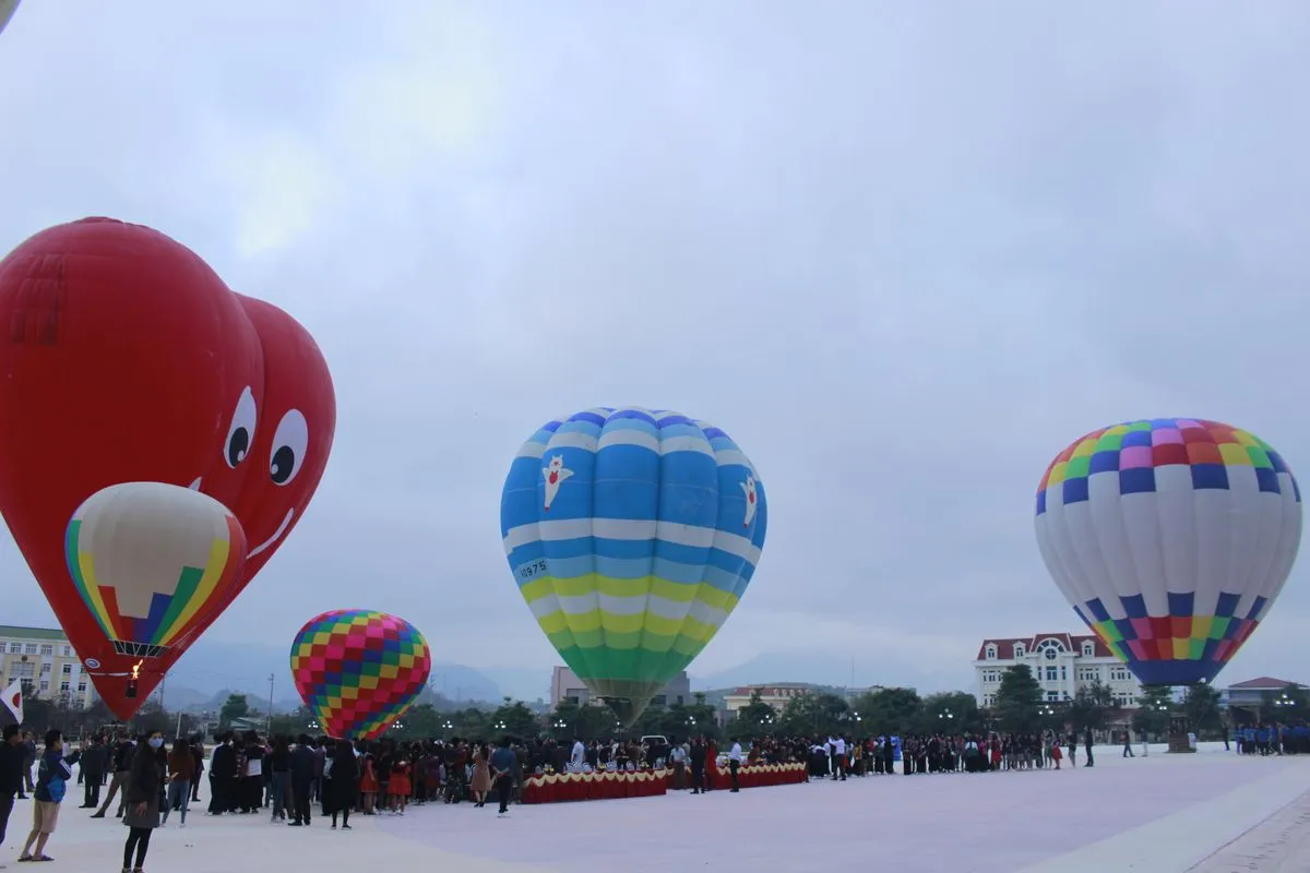 Rực rỡ sắc màu với Lễ hội khinh khí cầu Mộc Châu