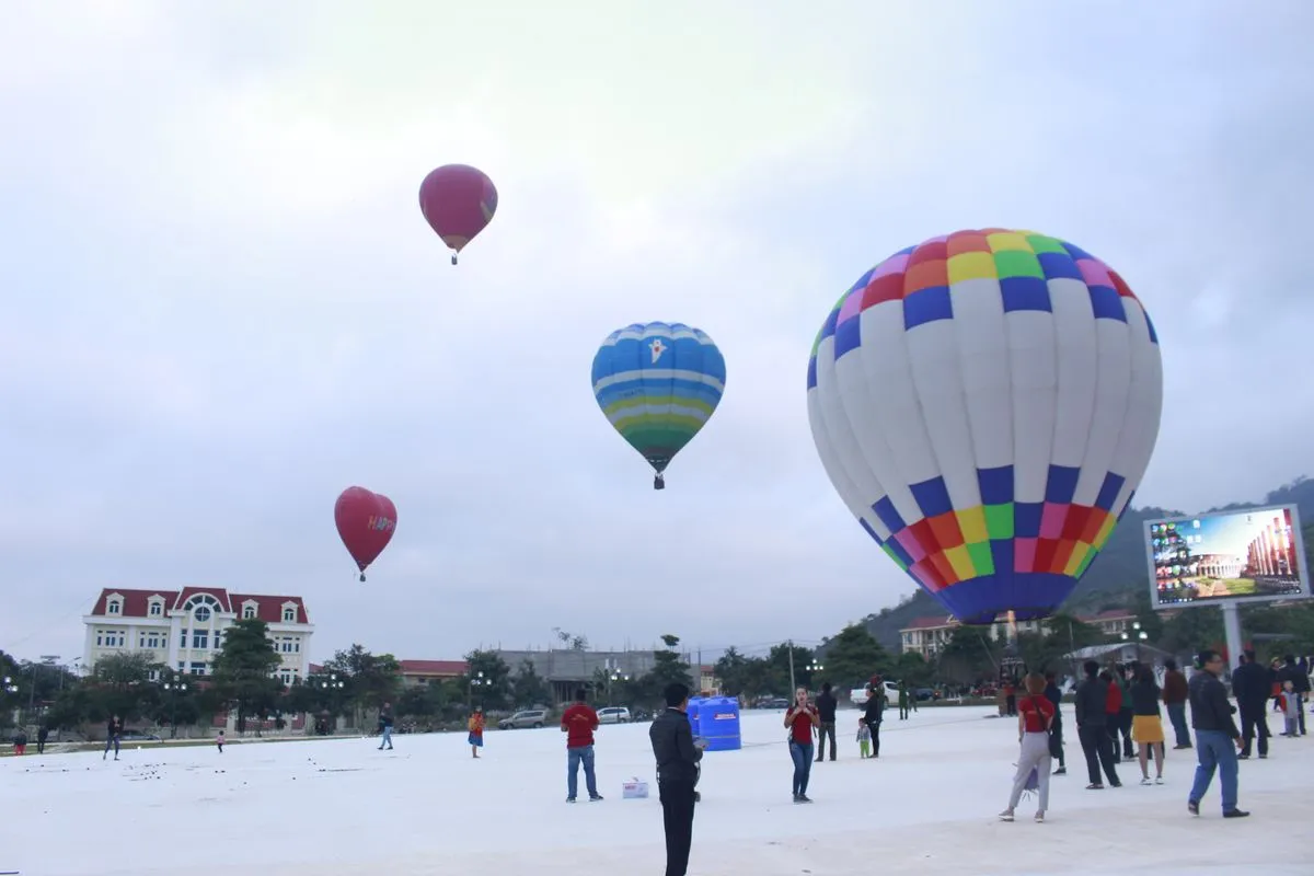 Rực rỡ sắc màu với Lễ hội khinh khí cầu Mộc Châu