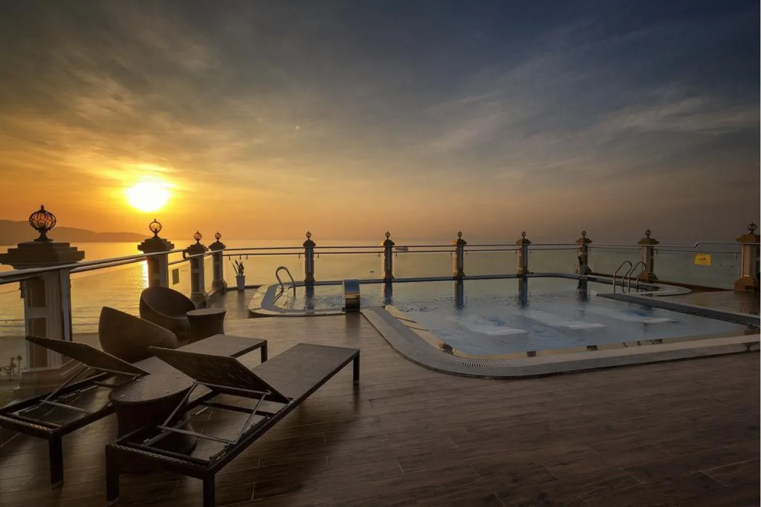 Seven Sea Hotel Da Nang với tầm nhìn trọn vẹn từ Sông, Núi, Biển, Cát