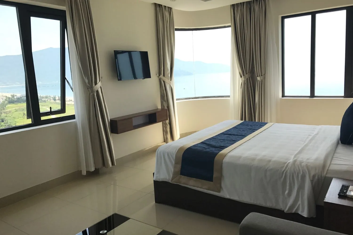 Seven Sea Hotel Da Nang với tầm nhìn trọn vẹn từ Sông, Núi, Biển, Cát