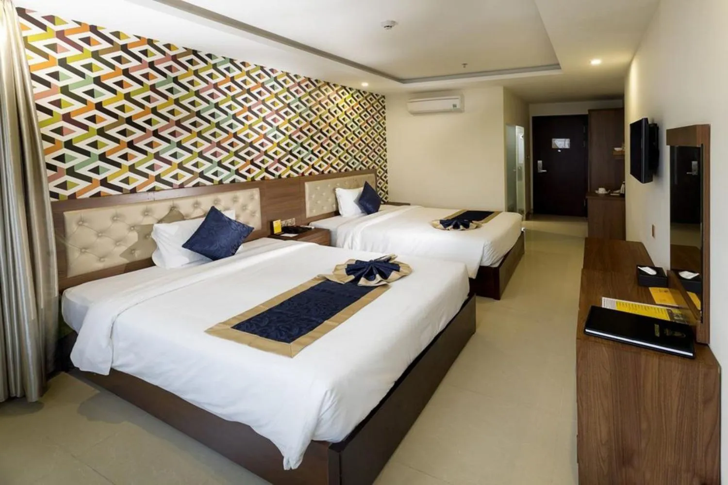 Seven Sea Hotel Da Nang với tầm nhìn trọn vẹn từ Sông, Núi, Biển, Cát