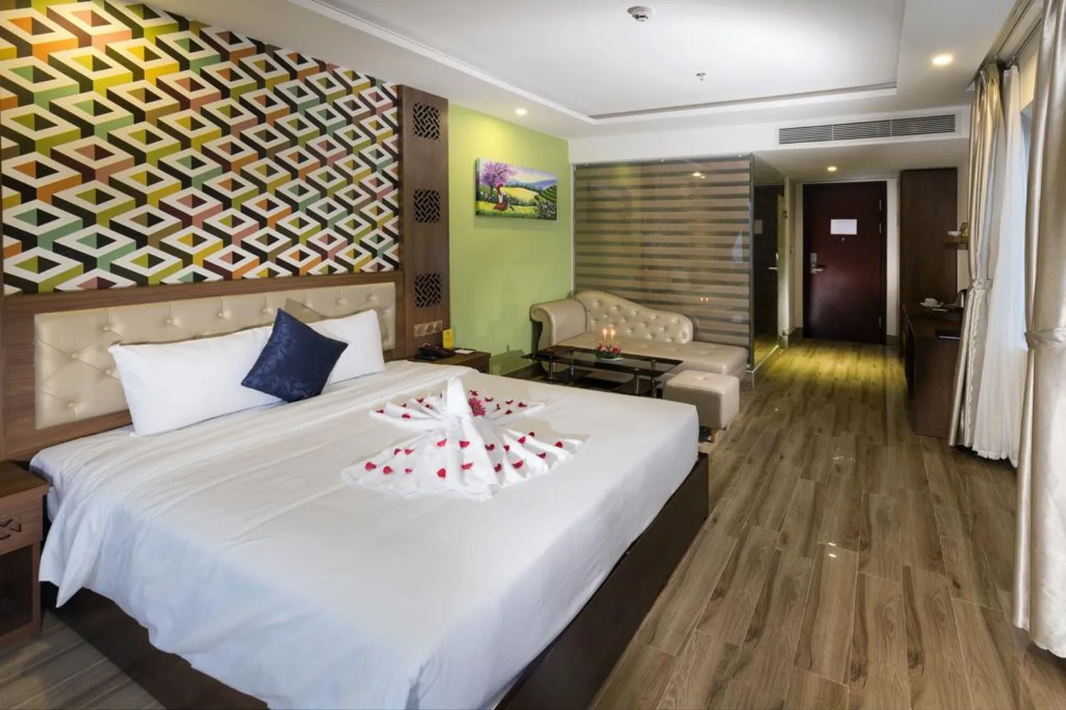 Seven Sea Hotel Da Nang với tầm nhìn trọn vẹn từ Sông, Núi, Biển, Cát