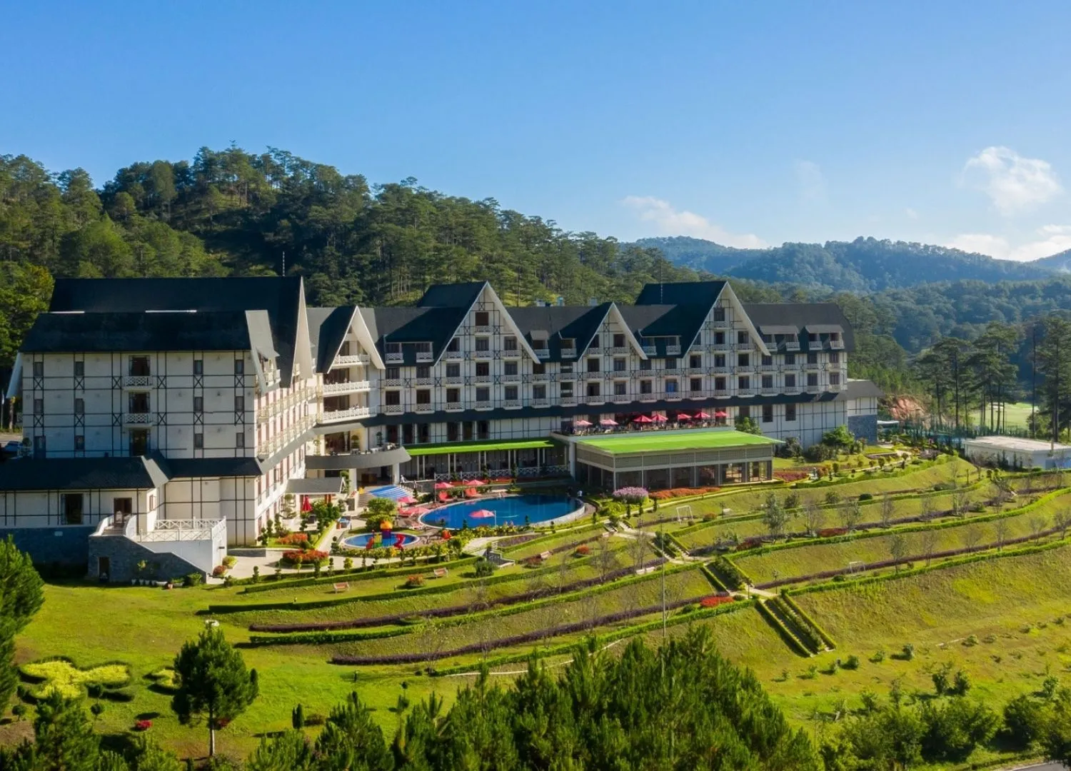 Swiss Belresort Tuyen Lam nằm gọn gàng trong mảng xanh tươi mát