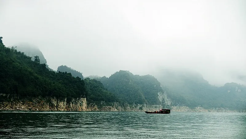 Tắm hồ Thung Nai Hòa Bình, thăm bản làng đậm văn hóa dân tộc