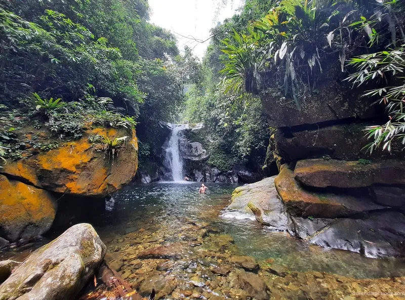 Tắm hồ Thung Nai Hòa Bình, thăm bản làng đậm văn hóa dân tộc