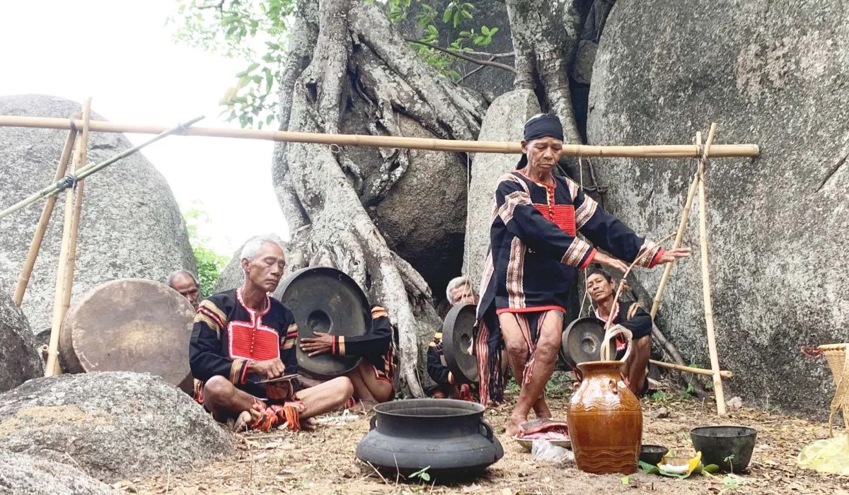 Tham gia vào Lễ cầu mưa Yang Pơtao Apui linh thiêng