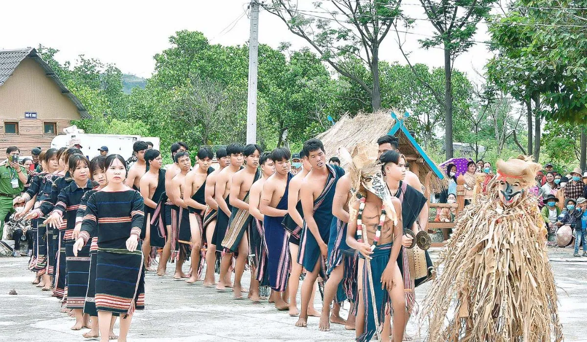 Tham gia vào Lễ cầu mưa Yang Pơtao Apui linh thiêng