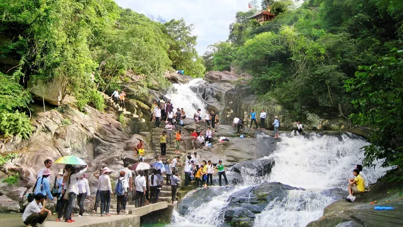 Thăm khu du lịch Suối Mỡ linh thiêng bên những ngôi đền ở Bắc Giang