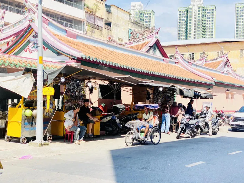 Tham quan chợ Phùng Hưng gần trăm năm tuổi tại Sài thành