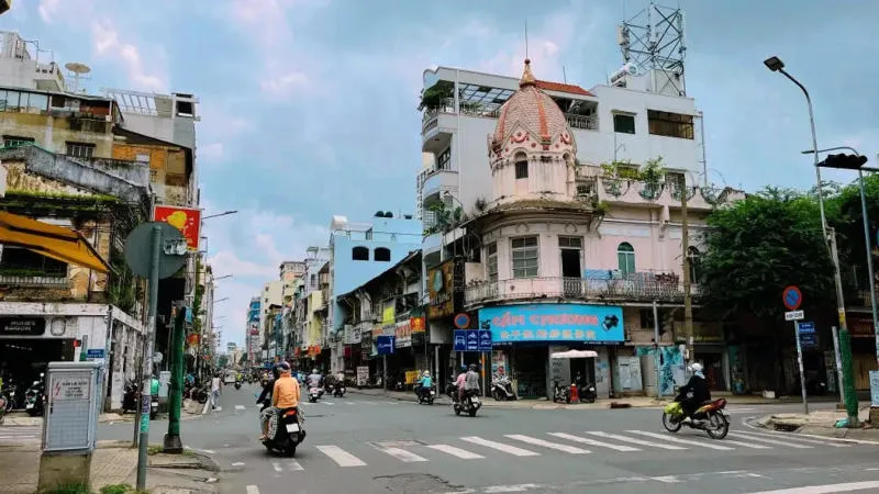 Tham quan chợ Phùng Hưng gần trăm năm tuổi tại Sài thành