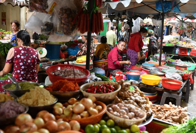 Tham quan chợ Phùng Hưng gần trăm năm tuổi tại Sài thành