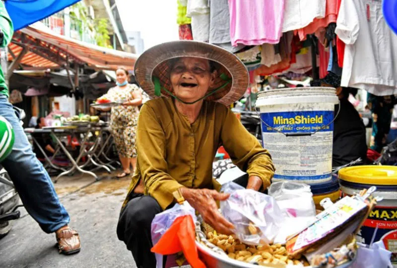 Tham quan chợ Phùng Hưng gần trăm năm tuổi tại Sài thành