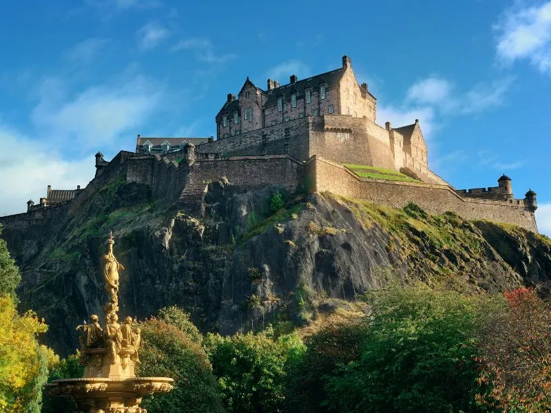 Tham quan lâu đài Edinburgh tráng lệ bậc nhất xứ Scotland