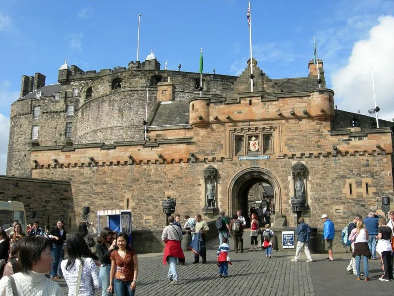 Tham quan lâu đài Edinburgh tráng lệ bậc nhất xứ Scotland