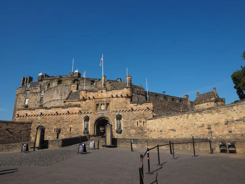 Tham quan lâu đài Edinburgh tráng lệ bậc nhất xứ Scotland