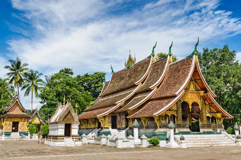 Thành phố Luông Pha Băng cổ kính nằm bên dòng sông Mê Kong