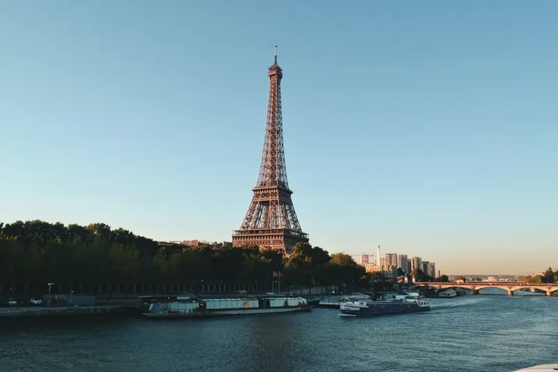 Tháp Eiffel vươn mình nơi Paris hoa lệ