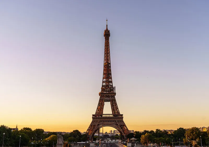 Tháp Eiffel vươn mình nơi Paris hoa lệ