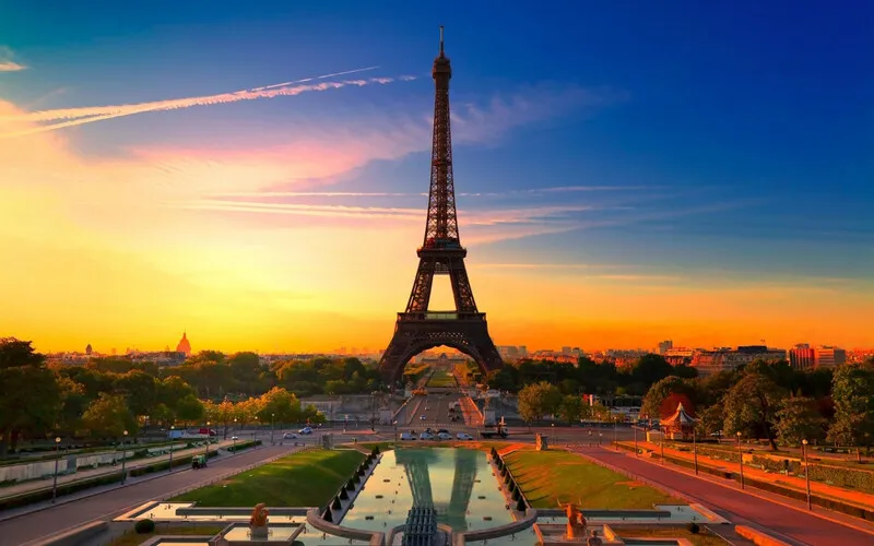 Tháp Eiffel vươn mình nơi Paris hoa lệ