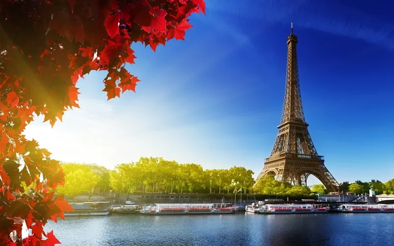 Tháp Eiffel vươn mình nơi Paris hoa lệ