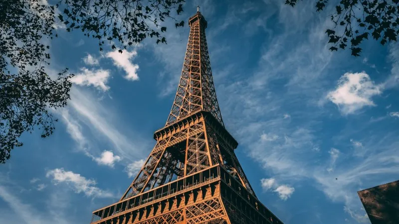 Tháp Eiffel vươn mình nơi Paris hoa lệ