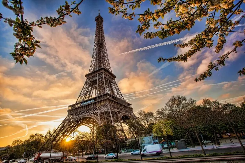 Tháp Eiffel vươn mình nơi Paris hoa lệ