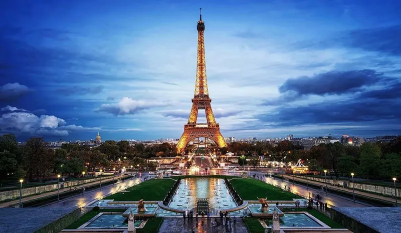 Tháp Eiffel vươn mình nơi Paris hoa lệ