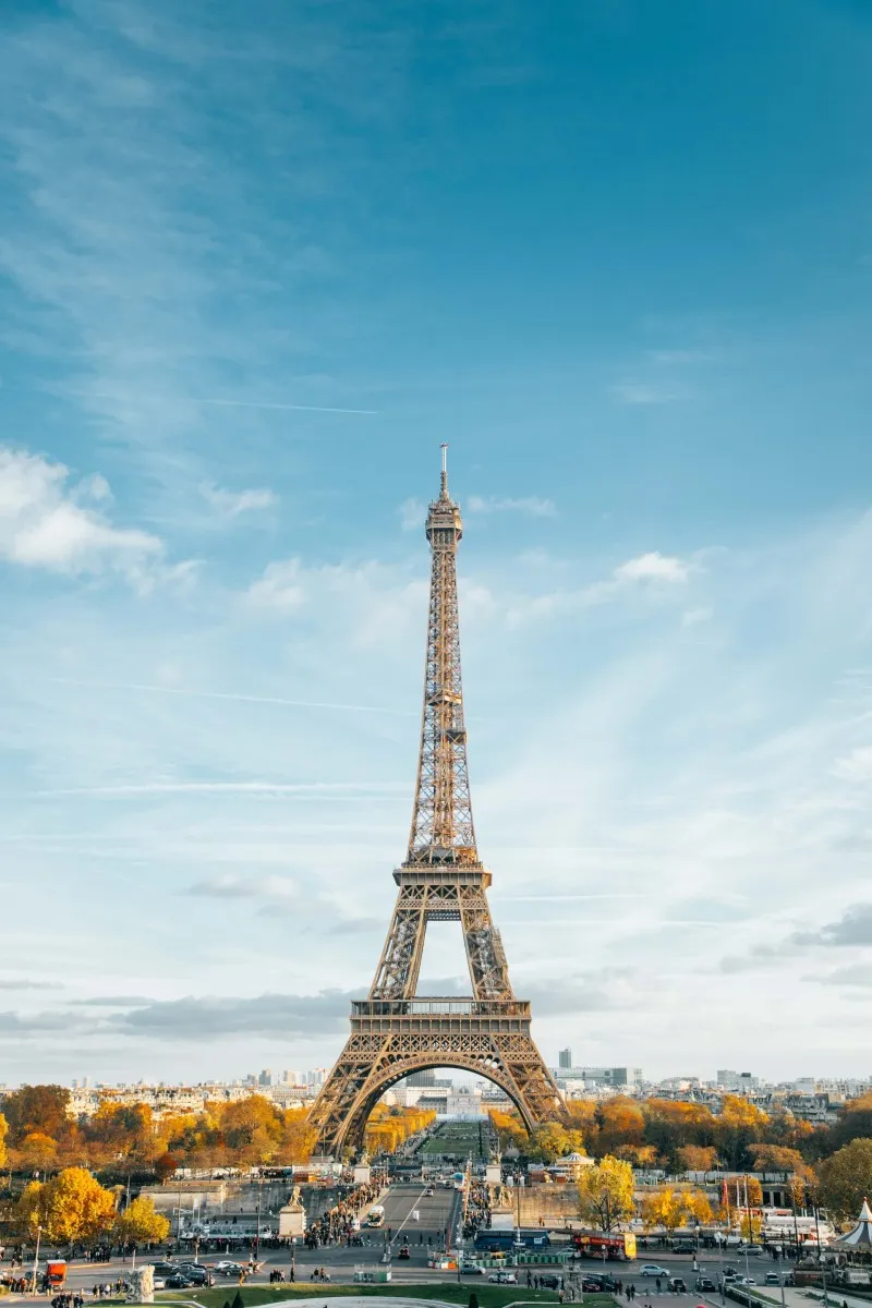 Tháp Eiffel vươn mình nơi Paris hoa lệ