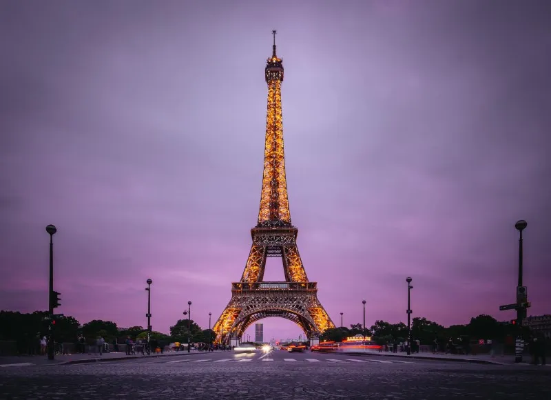 Tháp Eiffel vươn mình nơi Paris hoa lệ