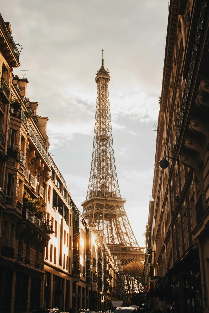 Tháp Eiffel vươn mình nơi Paris hoa lệ