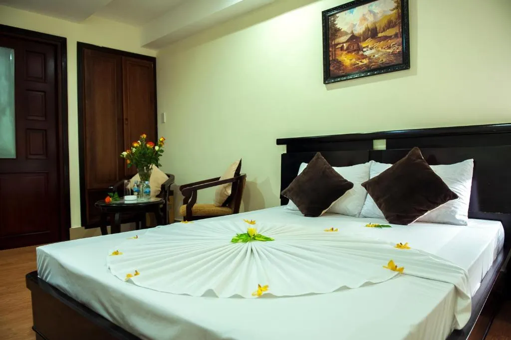 The Summer Hotel mang năng lượng hè đến gần bên bạn