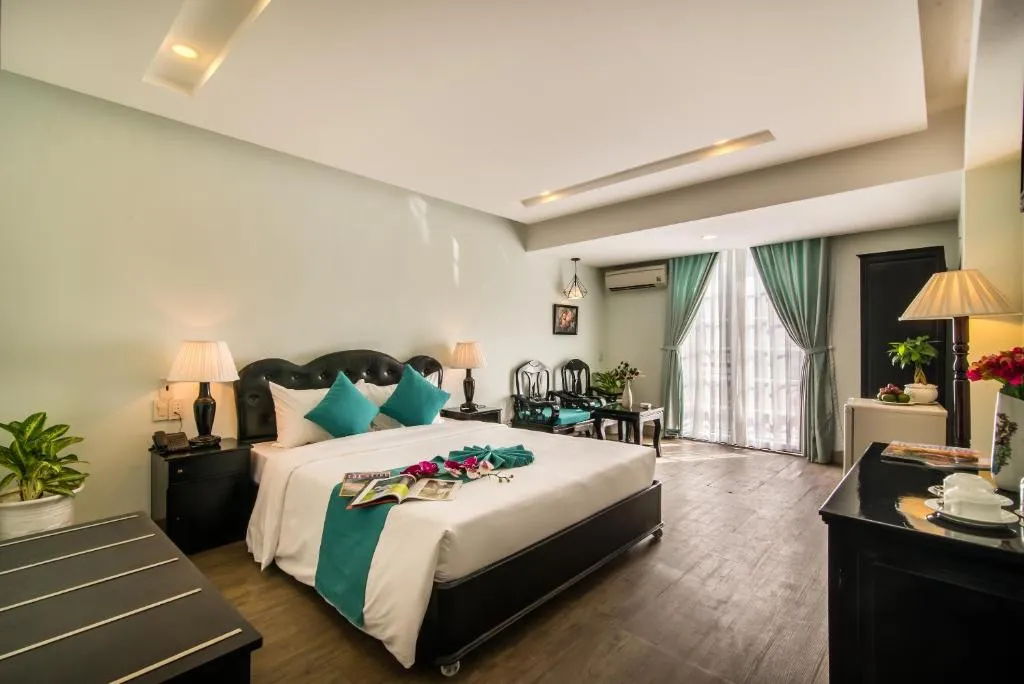 The Sunriver Boutique Hotel Huế mang một vẻ đẹp hững hờ bên bờ sông Hương