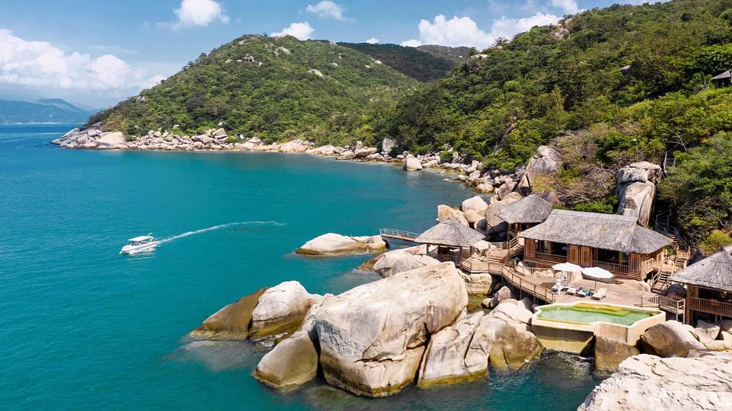 Theo chân Fashionista Châu Bùi tận hưởng thời gian vui vẻ tại Six Senses Ninh Van Bay Resort Nha Trang