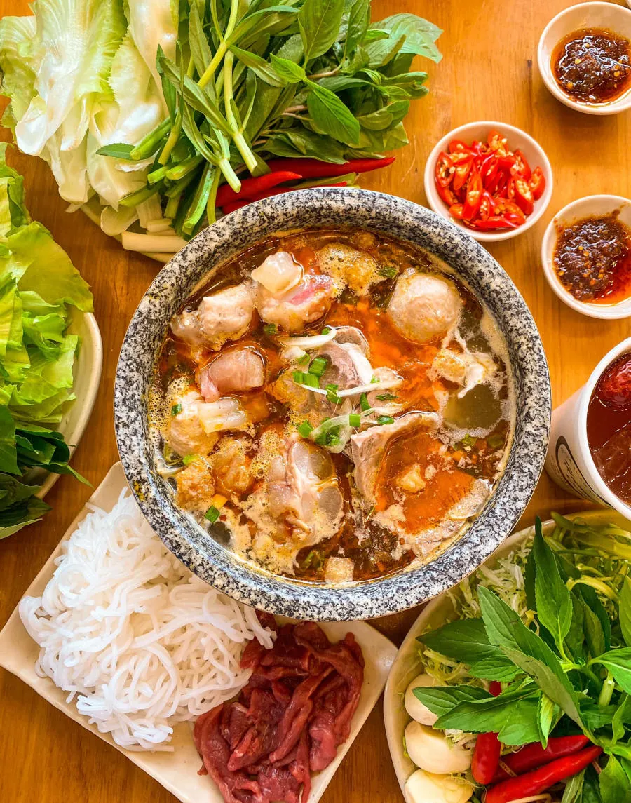 Thưởng thức Bún bò thố đá Đà Lạt mới toanh tại Hương Quán