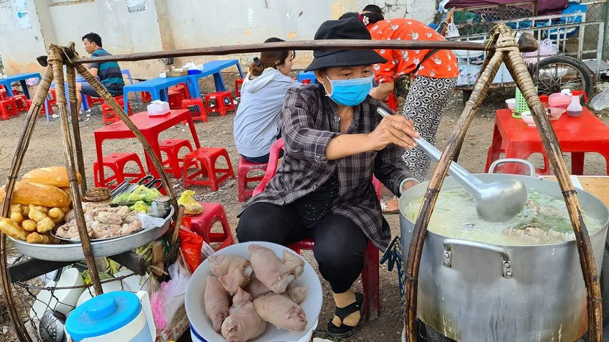 Thưởng thức hương vị bánh canh chả cá Phan Thiết siêu hấp dẫn