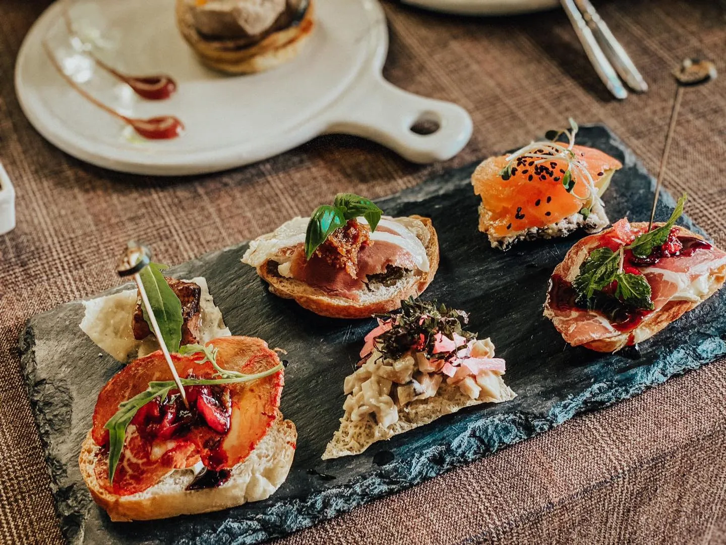 Thưởng thức món Âu chuẩn vị trong không gian lãng mạn của Pincho Tapas Kitchen & Drinks