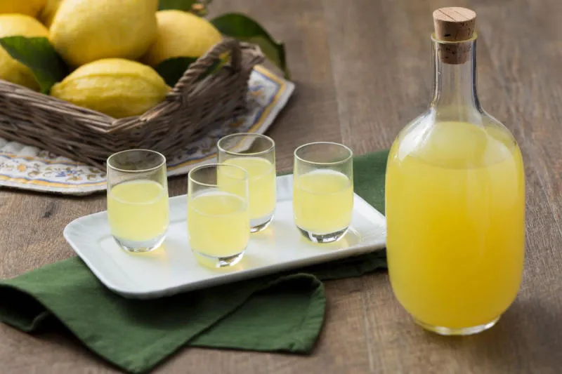 Thường thức rượu Limoncello thơm ngon đến từ nước Ý