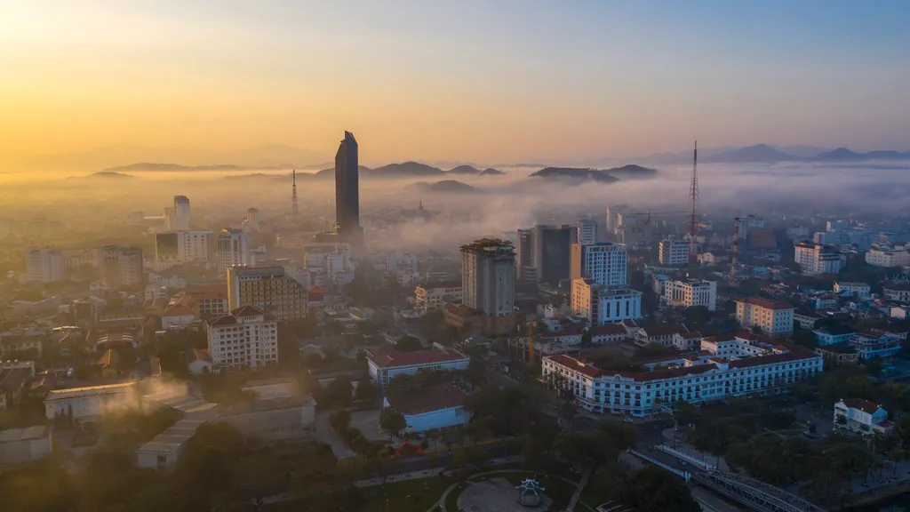 Toàn cảnh làn sương mù sáng sớm bao phủ cả thành phố Huế