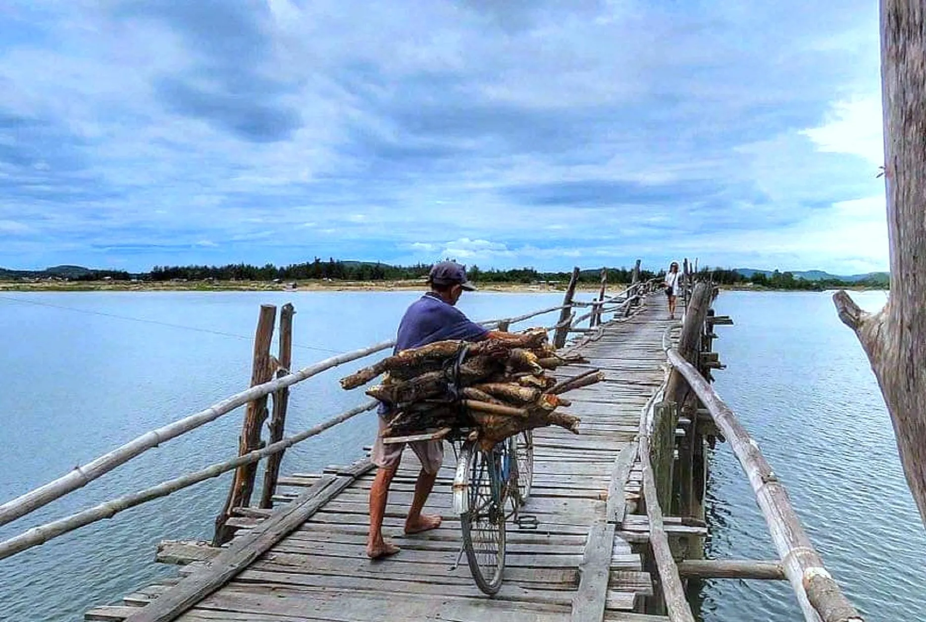 Trải nghiệm cảm giác mộc mạc với cây cầu gỗ dài nhất Việt Nam ở Phú Yên