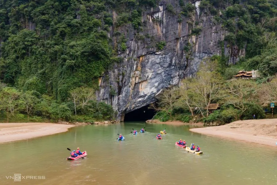 Trải nghiệm chèo kayak khám phá động Phong Nha vào ban đêm với nhiều hấp dẫn