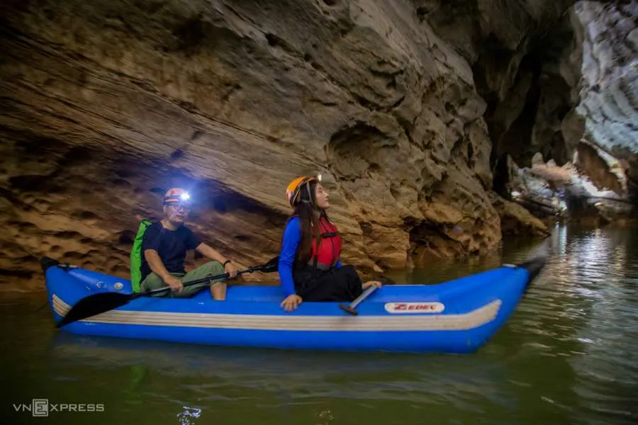 Trải nghiệm chèo kayak khám phá động Phong Nha vào ban đêm với nhiều hấp dẫn