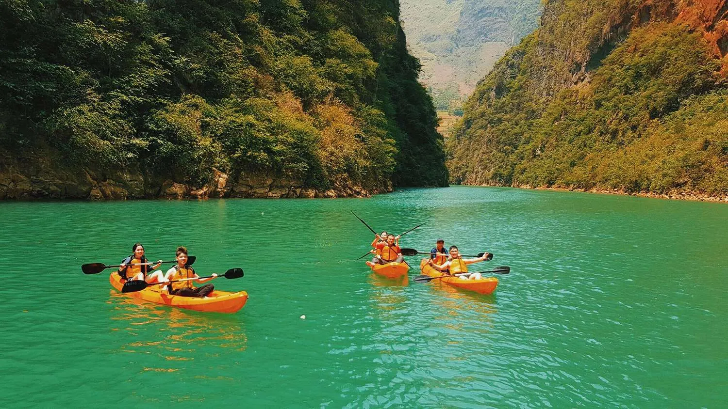 Trải nghiệm đi thuyền trên sông Nho Quế lãng mạn và êm đềm