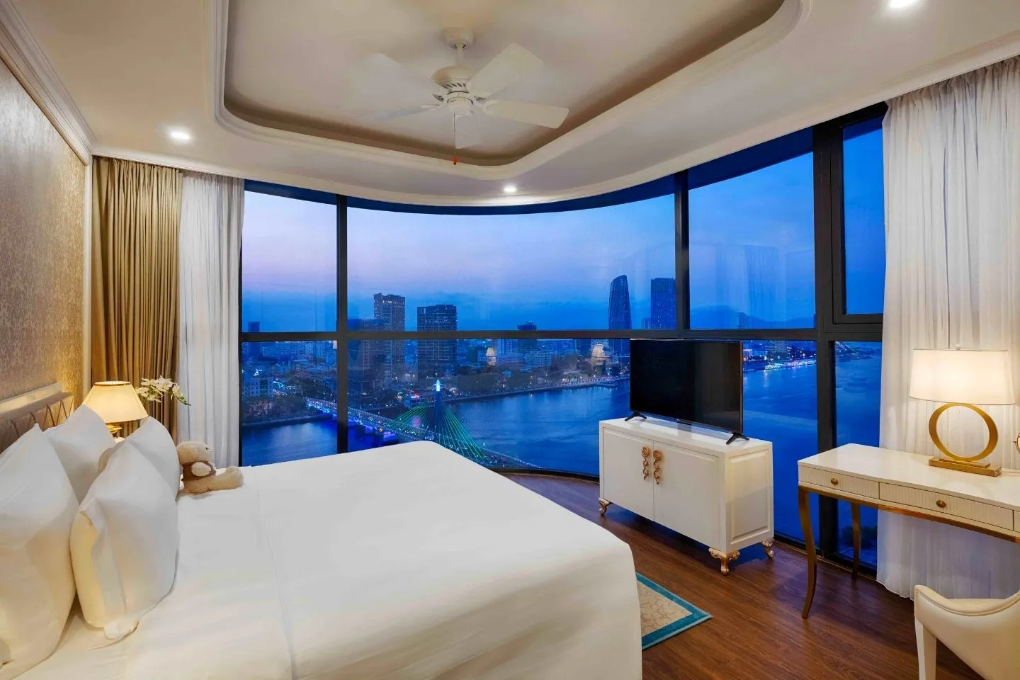 Trải nghiệm Vinpearl Condotel Riverfront Da Nang phồn hoa bên dòng sông Hàn