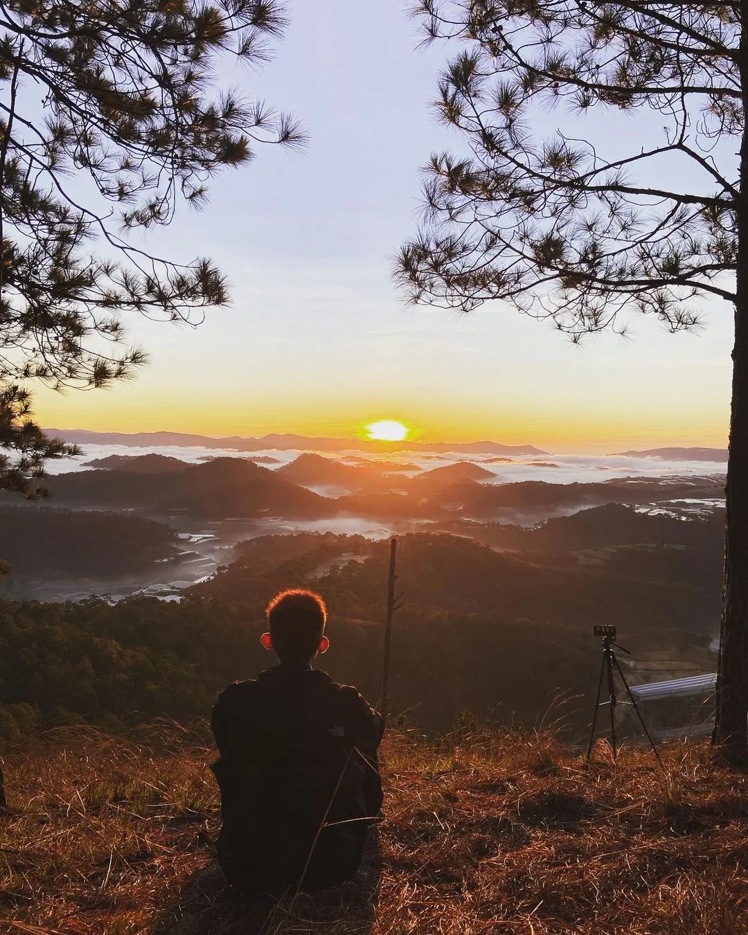 Trekking đỉnh Hòn Bồ Đà Lạt săn biển mây bềnh bồng