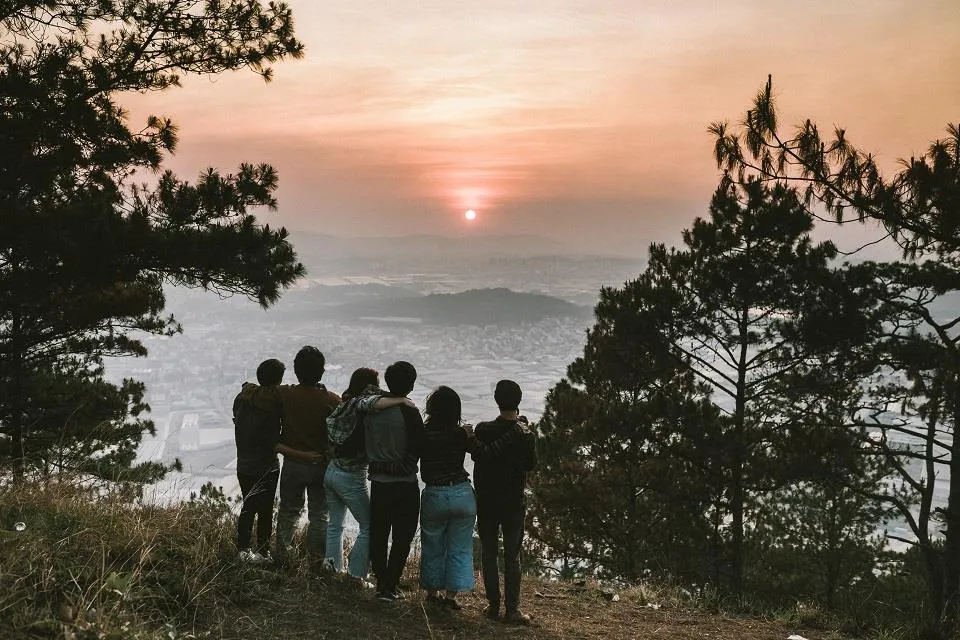 Trekking đỉnh Hòn Bồ Đà Lạt săn biển mây bềnh bồng