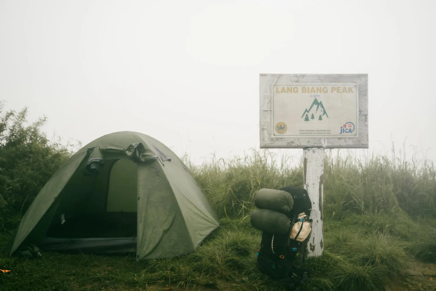 Trekking Langbiang mùa mưa ngắm nhìn cung đường buồn man mác